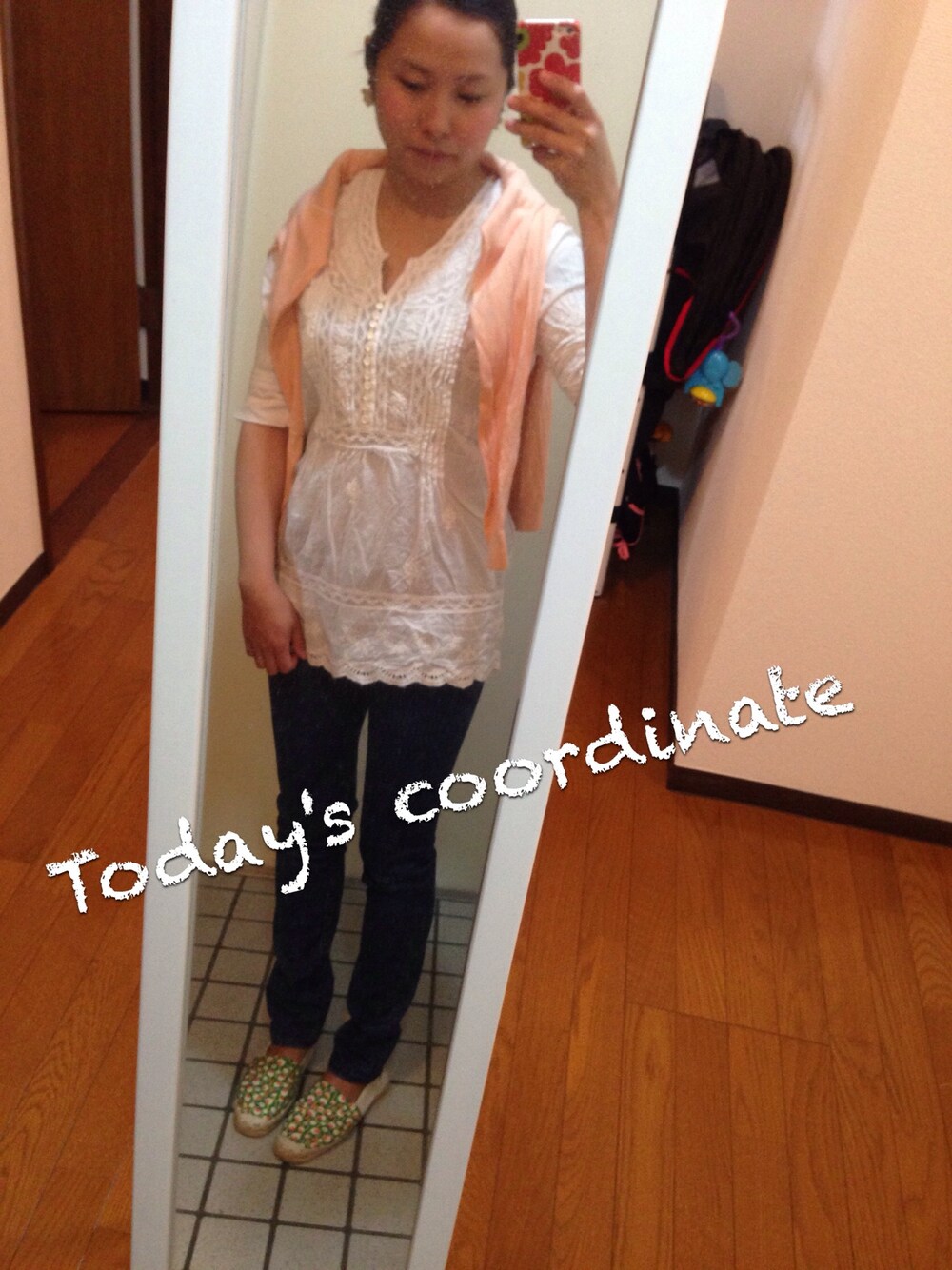 グリーン系のその他シューズ、ホワイト系のピアス(両耳用)を着用したレディースの春コーディネートの1枚目の写真