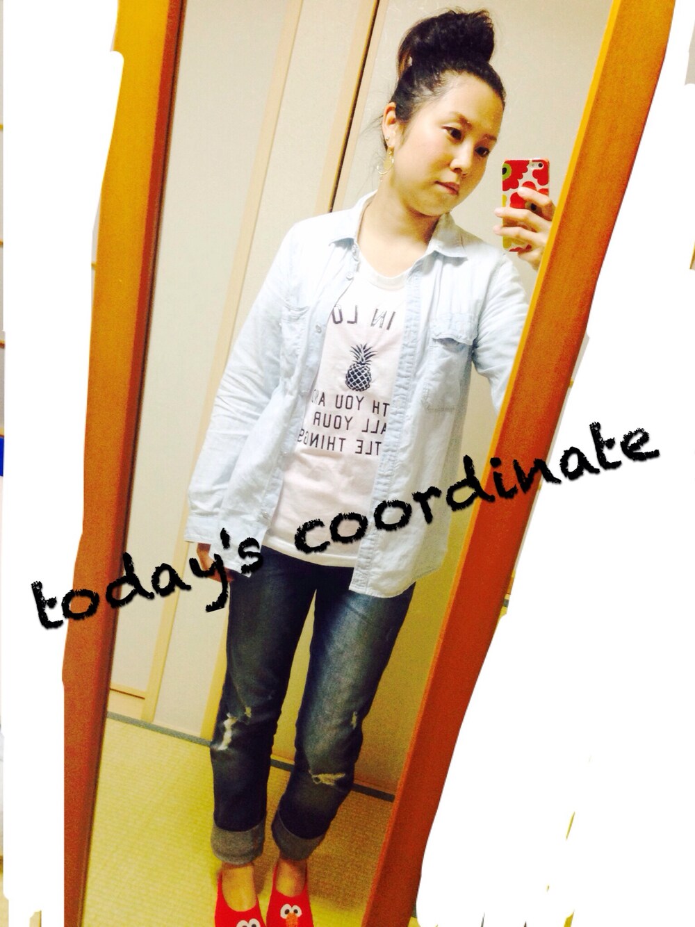 ホワイト系のTシャツ/カットソー、その他のブレスレット、ゴールド系のピアス(両耳用)を着用したレディースの春コーディネートの1枚目の写真