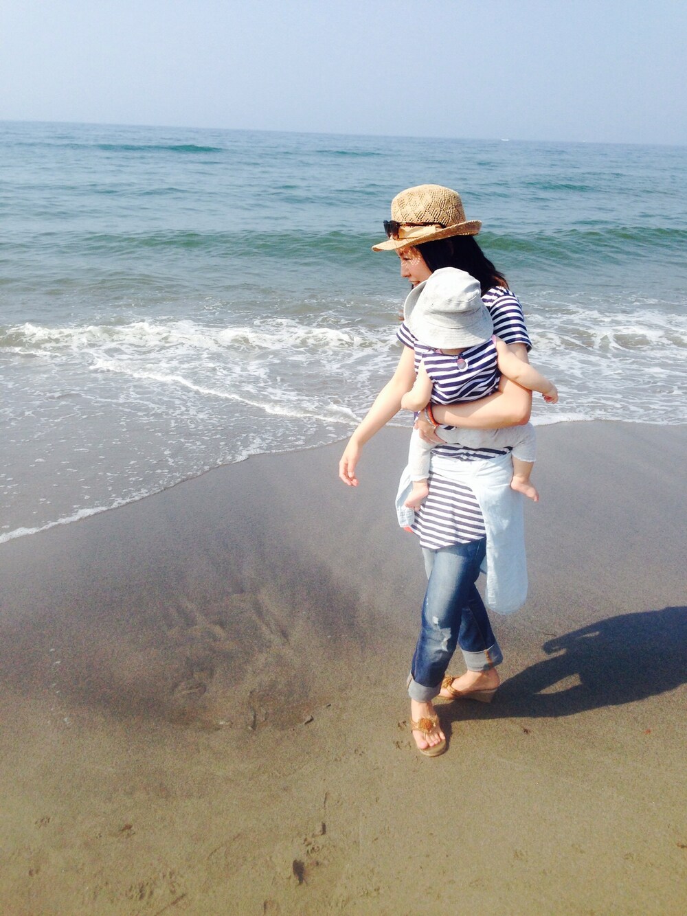 ブルー系のチュニック、グレー系のレギンス/スパッツ、グレー系のハットを着用したキッズの夏コーディネートの1枚目の写真