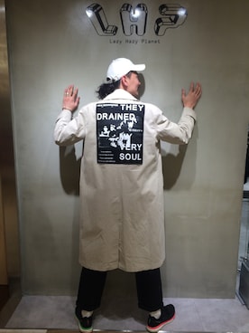「MISBHV（ミスビヘイブ）のアイテム（ステンカラーコート）」を使った、GO HAMAGUCHIさん（メンズ・184cm）の春コーディネート