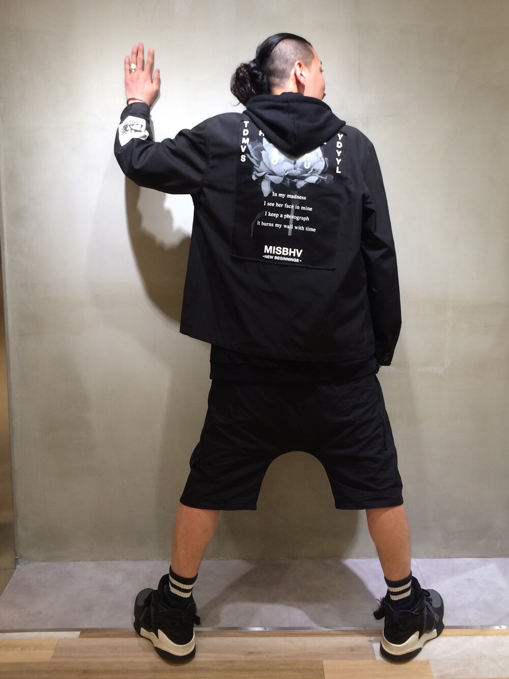 「春、ハーフパンツ、LHP、ラフ、レイヤードスタイル、misbhv」｜「MISBHVのアイテム（ナイロンジャケット、ブラック系）」を使った、GO HAMAGUCHIさん（メンズ・184cm）の春コーディネートの1枚目の写真