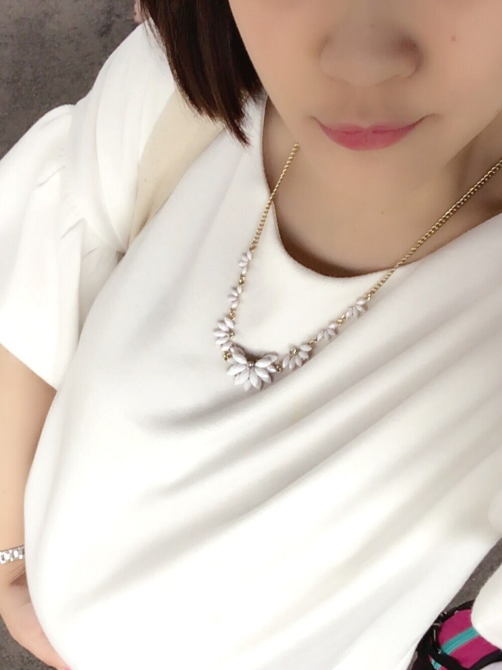 「妊婦コーデ、妊娠8ヶ月、ワンピース、ドロップショルダー、ドラフトMW」｜「mysty womanのポンチアクセ付バルーンスリーブワンピース（ワンピース、ホワイト系）」を使った、machirudaさん（レディース・150cm）の夏コーディネートの1枚目の写真