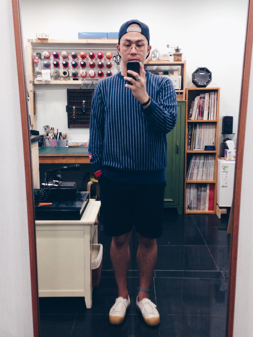 「UNIQLO、stripe、excelsior、verris、 AAC」｜「UNIQLOのUT_Cocacola（スウェット、ブルー系）」を使った、Mimicrowさん（メンズ・169cm）の秋コーディネートの1枚目の写真