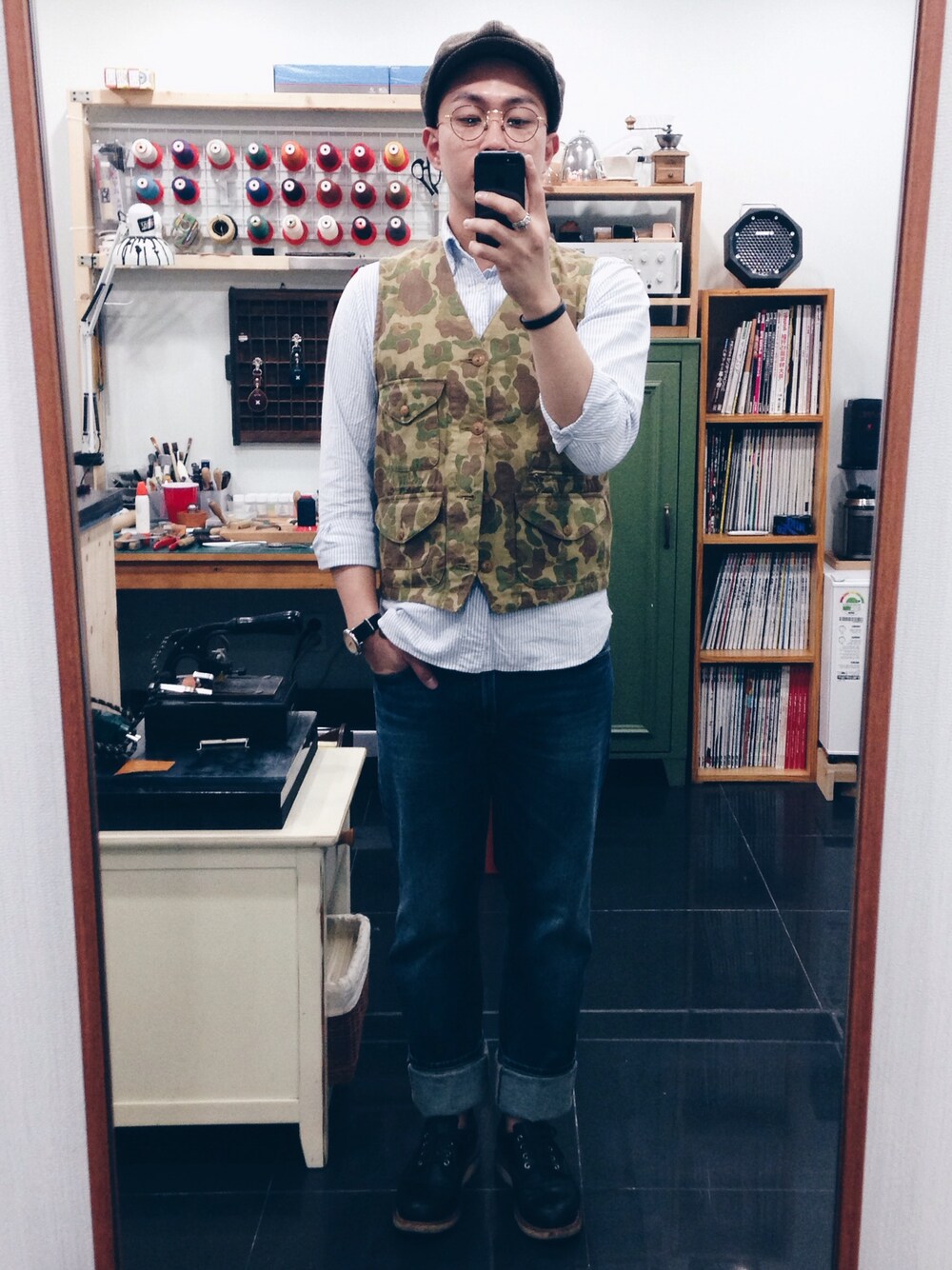 「UNIQLO、MUJI、journal standard、camo、brixton、TIMEX、Chippewa、J.S.HOMESTEAD」｜「JOURNAL STANDARD J.S HOMESTEADのリバーシブルカモCRUSER オッドベスト（トップス、グリーン系）」を使った、Mimicrowさん（メンズ・169cm）の秋コーディネートの1枚目の写真