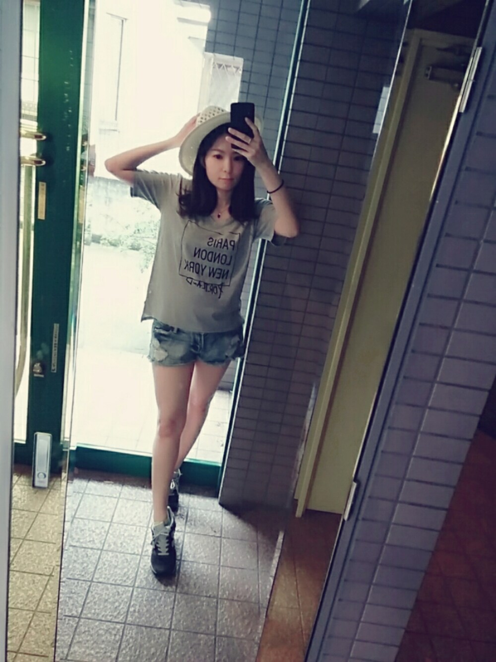 「カジュアルコーデ、休日スタイル、スニーカー、アズールバイマウジー(AZUL by moussy)、ティーシャツ、ショーパン×スニーカー、ショーパン」｜「AZUL by moussyのアーバンボックスロゴT（Tシャツ/カットソー、グレー系）」を使った、サトラッシュさん（レディース・157cm）の夏コーディネートの1枚目の写真