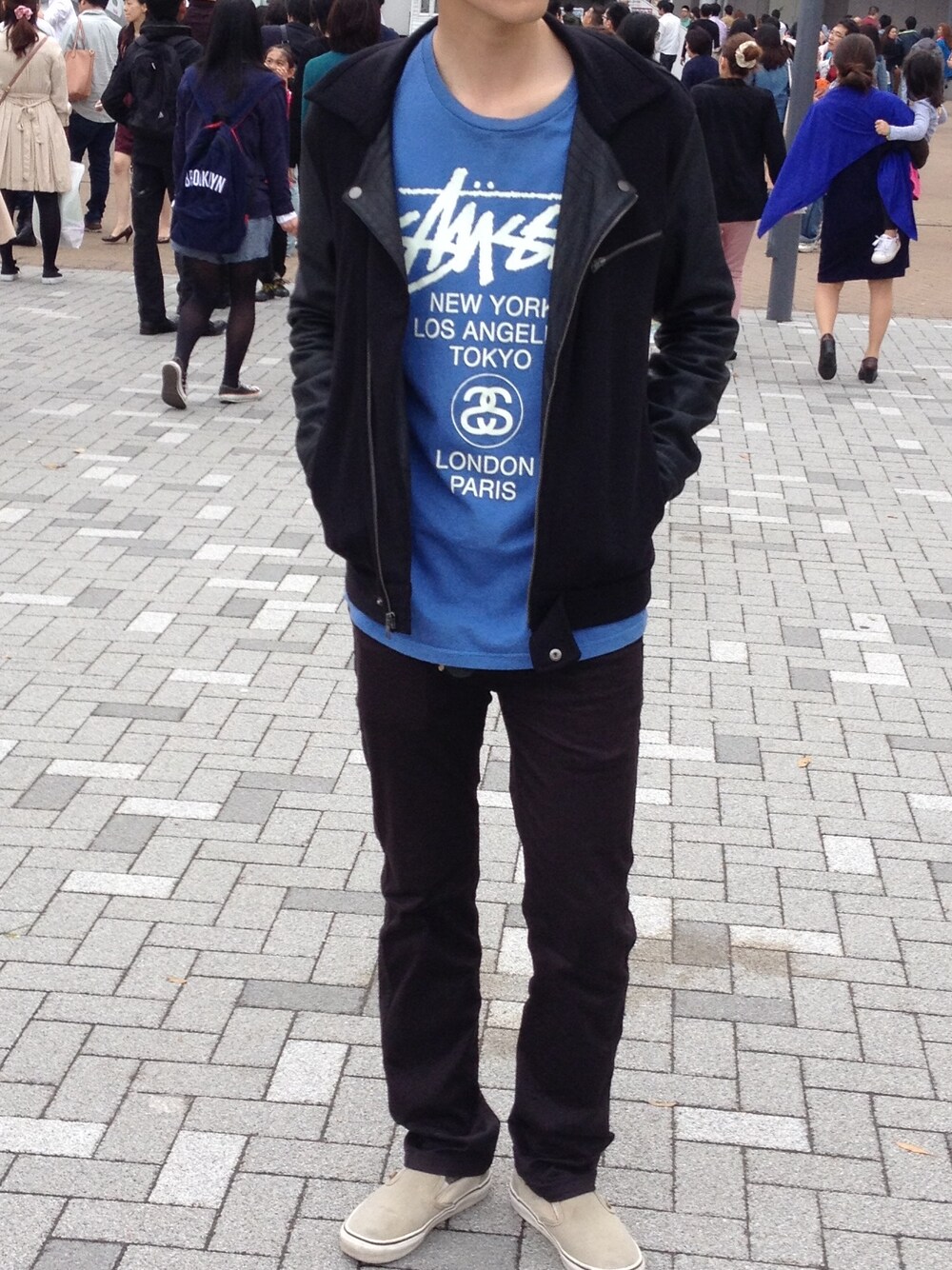 ブルー系のTシャツ/カットソー、ブラック系のその他パンツを着用したメンズの春コーディネートの1枚目の写真