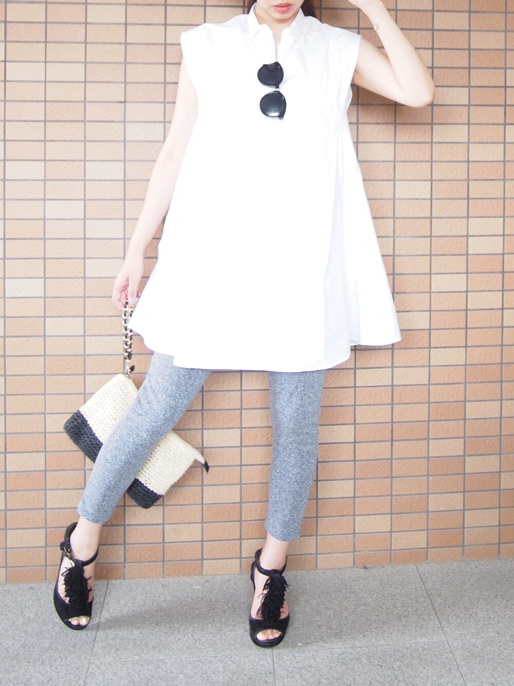 ホワイト系のシャツワンピースを着用したレディースの夏コーディネートの1枚目の写真