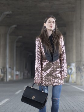「アイテム（スーツジャケット、ゴールド系）」を使った、Jovana Zukaさん（レディース・170cm）の冬コーディネート