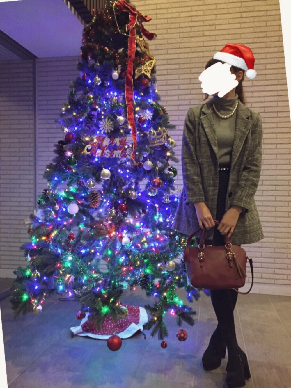 「クリスマス2014(レッド×グリーン)、クリスマス、ウエストイン、パールネックレス、タートルネック、チェックコート」｜「GUのアイテム（ニット/セーター、グレー系）」を使った、yuさん（レディース・168cm）の冬コーディネートの1枚目の写真