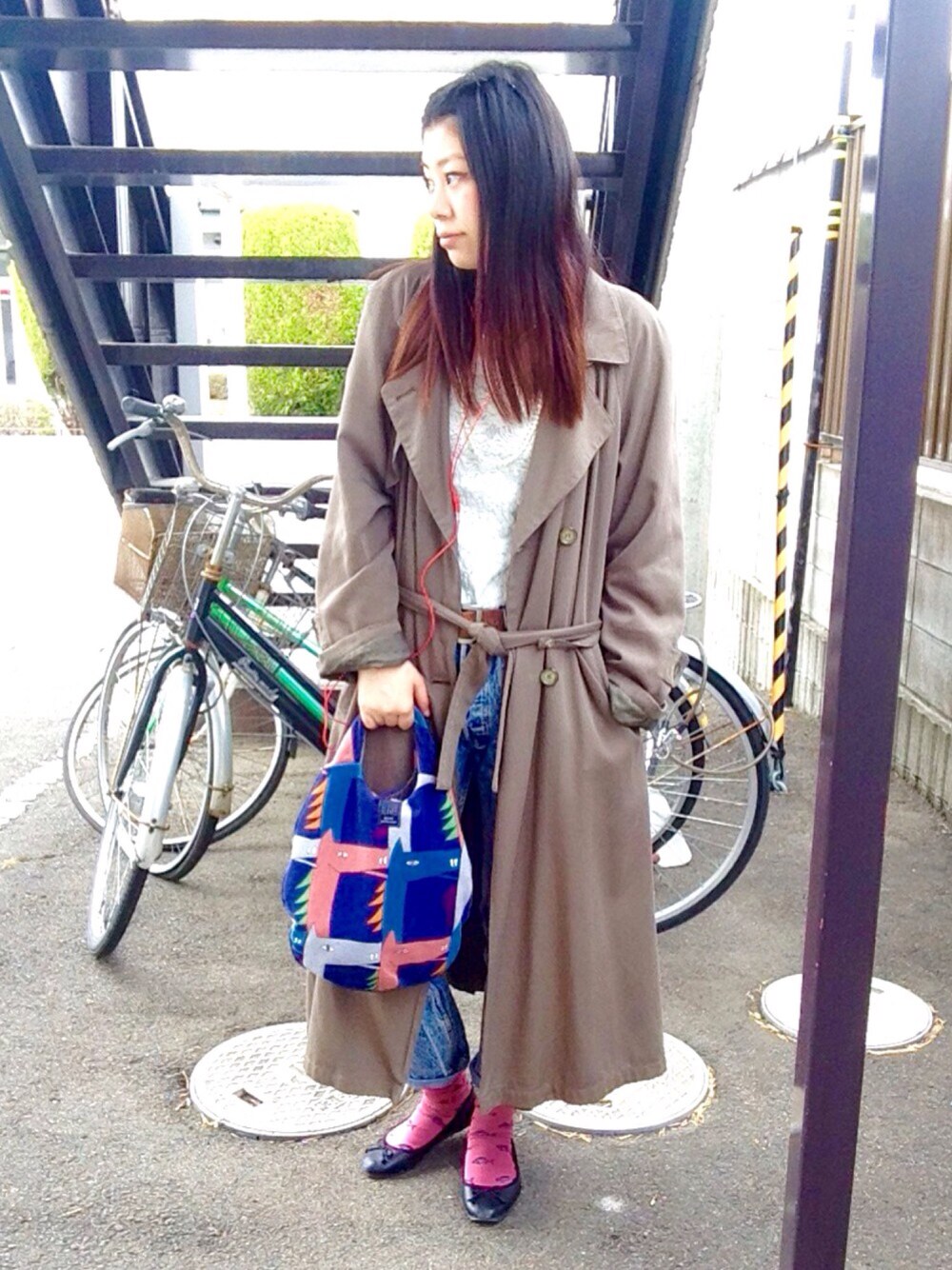 ベージュ系のトレンチコート、ホワイト系のTシャツ/カットソー、ブルー系のデニムパンツを着用したレディースの春コーディネートの1枚目の写真