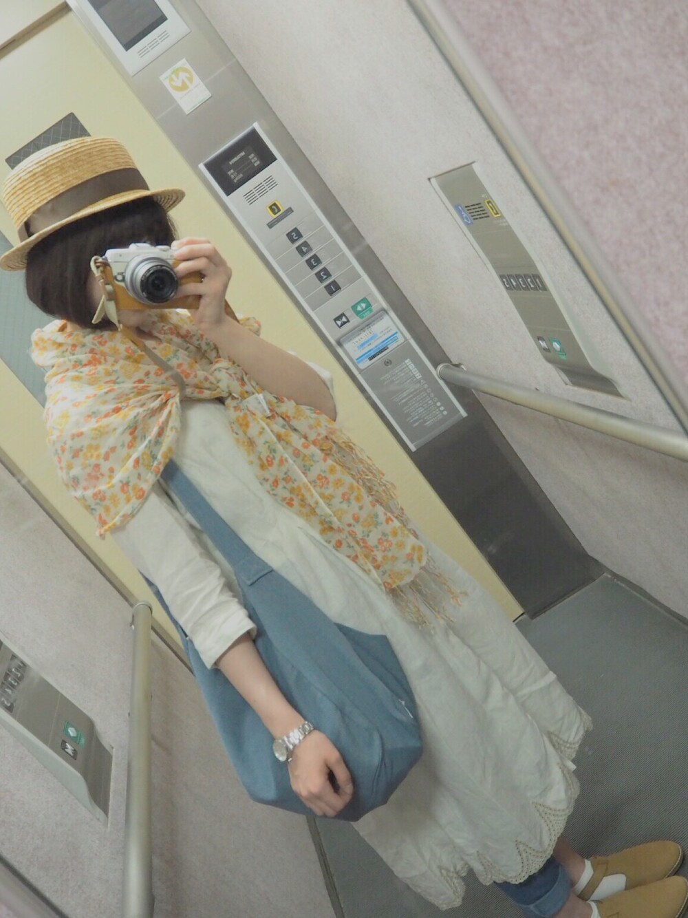 ホワイト系のワンピース/ドレスを着用したレディースの夏コーディネートの1枚目の写真