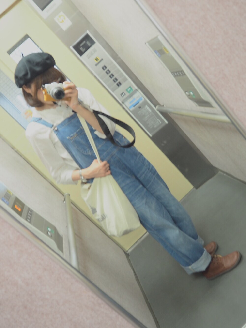 ブルー系のサロペット/オーバーオールを着用したレディースの秋コーディネートの1枚目の写真