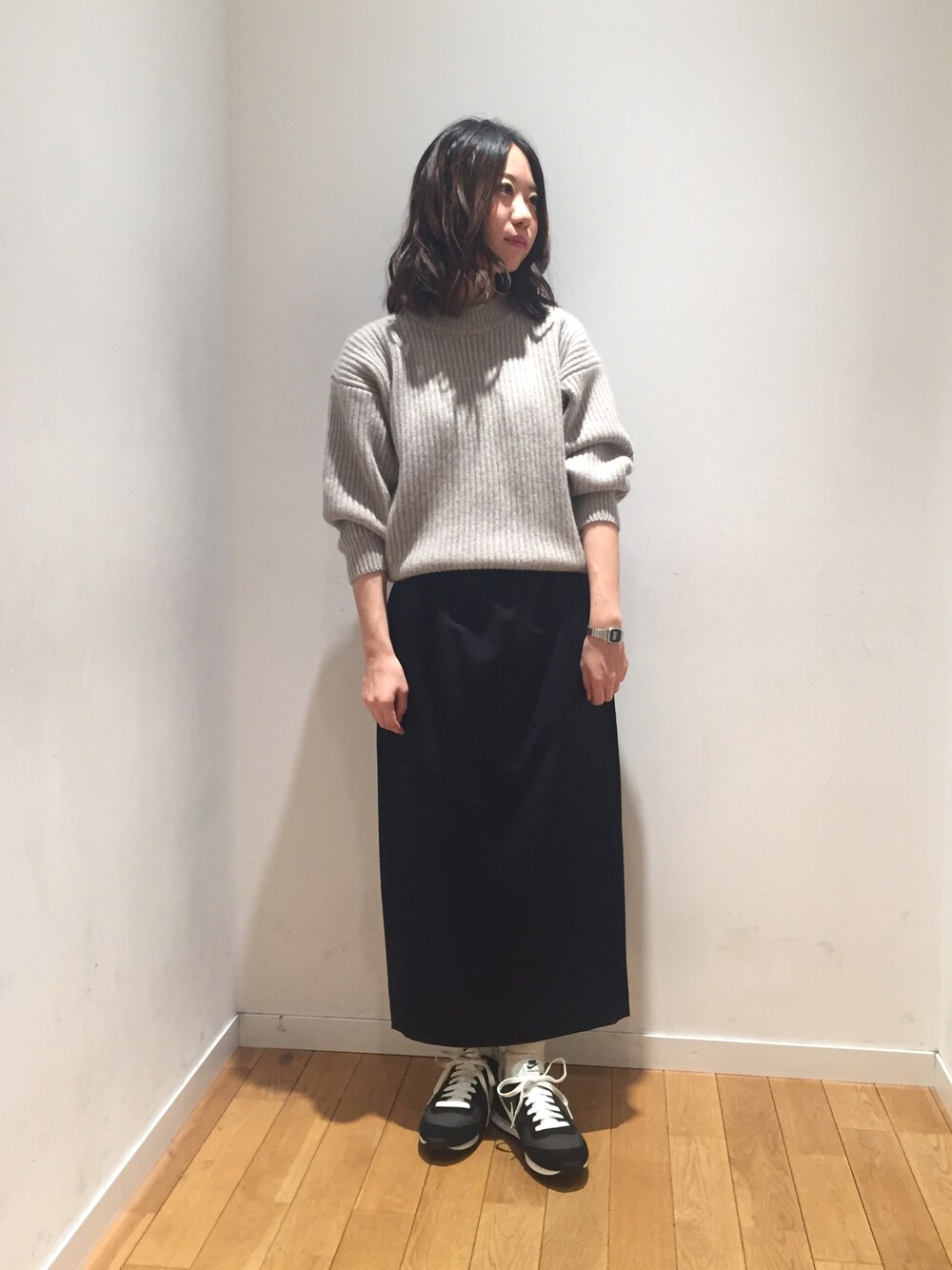 「ニット、秋のコーデ、SOFIE D'HOORE、NIKE」｜「Bshopの【VALIGI】Rib Knit　リブニット（ニット/セーター、ベージュ系）」を使った、モリヤさん（レディース・157cm）の秋コーディネートの1枚目の写真