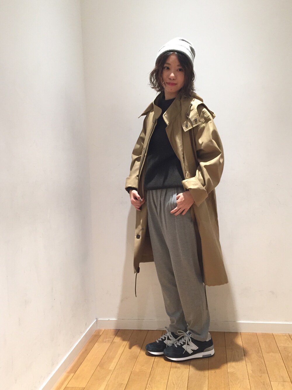 「ニット帽、ニット、スニーカーコーデ、ANDERSEN-ANDERSEN、New Balance」｜「SOFIE D'HOOREのアイテム（ミリタリージャケット、グリーン系）」を使った、モリヤさん（レディース・157cm）の秋コーディネートの1枚目の写真
