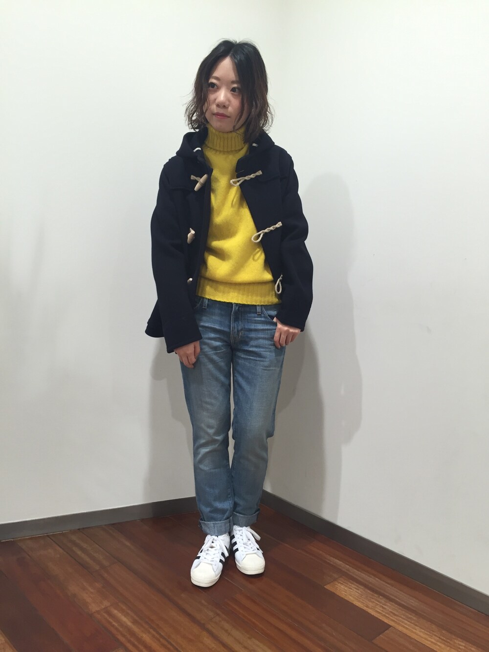 「ダッフルコート、orcival、adidas、ニット」｜「ORCIVALの【ORCIVAL(オーシバル)】ショートダッフルコート（ダッフルコート、ブルー系）」を使った、モリヤさん（レディース・157cm）の秋コーディネートの1枚目の写真