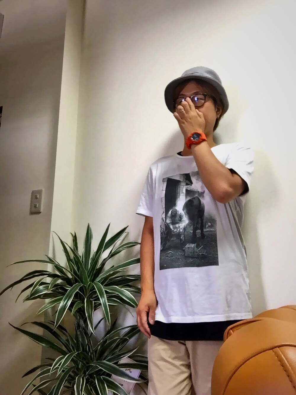ホワイト系のTシャツ/カットソー、ブラック系のタンクトップ、ベージュ系のその他パンツを着用したメンズの夏コーディネートの1枚目の写真