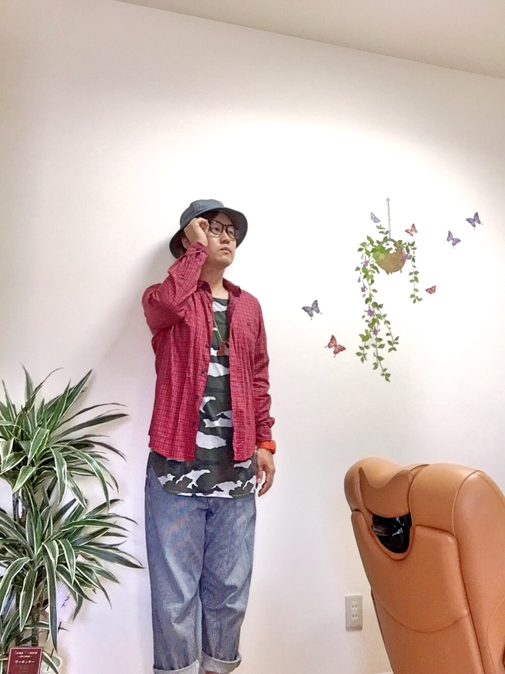 レッド系のシャツ/ブラウス、その他のTシャツ/カットソー、グレー系のその他パンツを着用したメンズの秋コーディネートの1枚目の写真