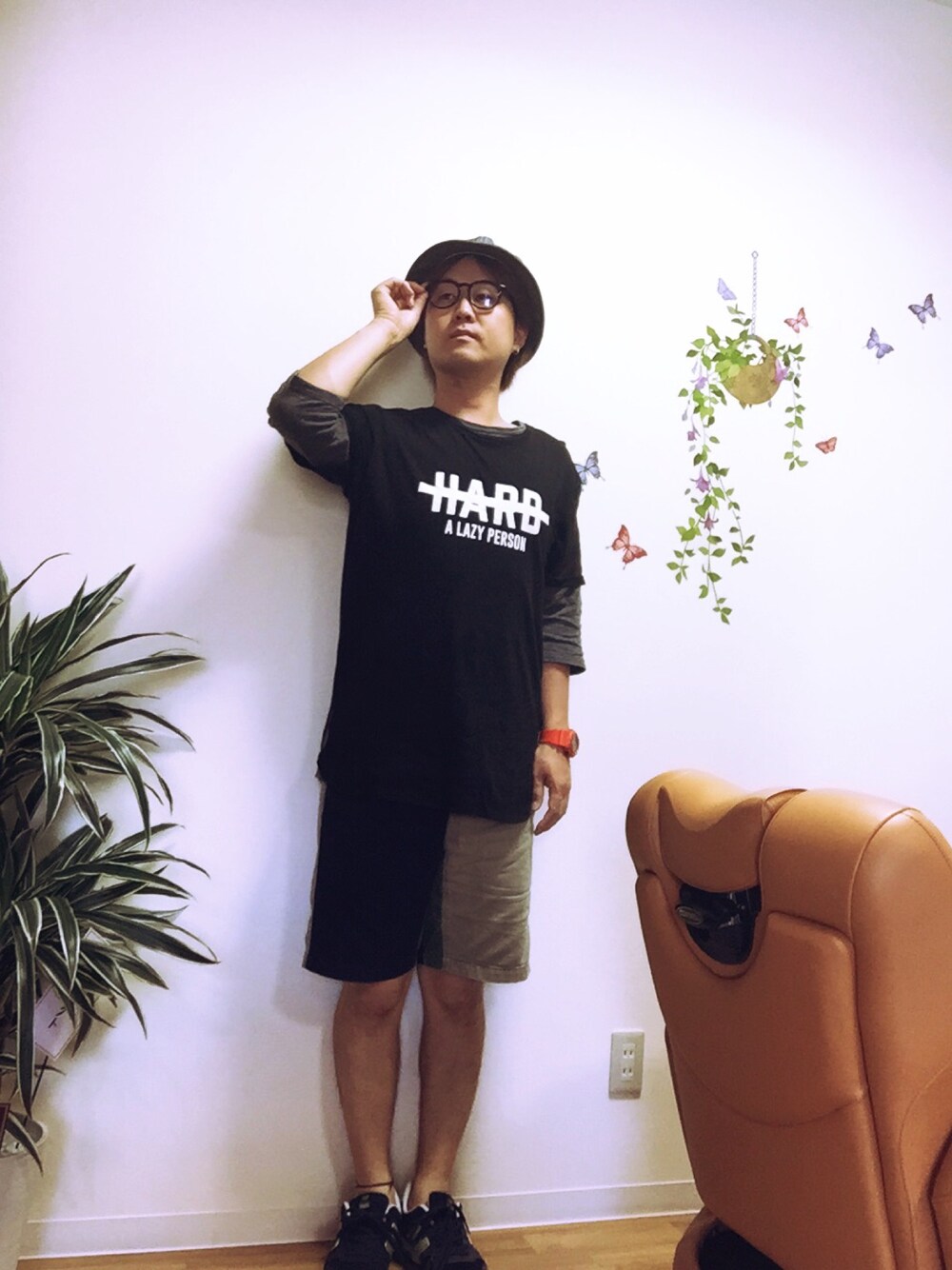 ブラック系のTシャツ/カットソー、グレー系のTシャツ/カットソー、その他のその他パンツを着用したメンズの秋コーディネートの1枚目の写真