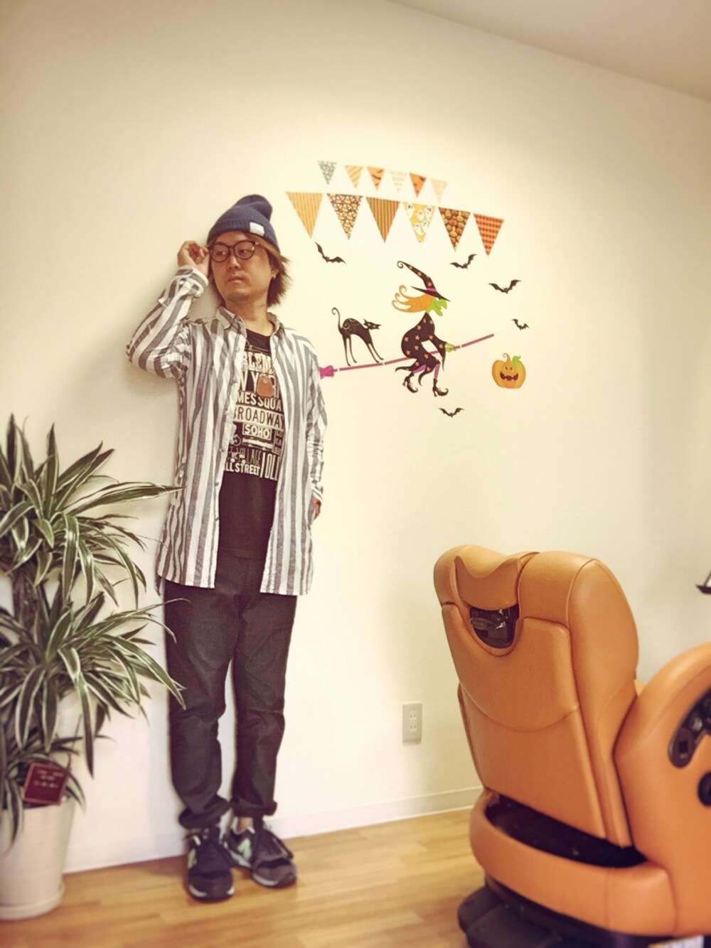 その他のシャツ/ブラウス、ブラック系のTシャツ/カットソー、ブルー系のデニムパンツを着用したメンズの秋コーディネートの1枚目の写真