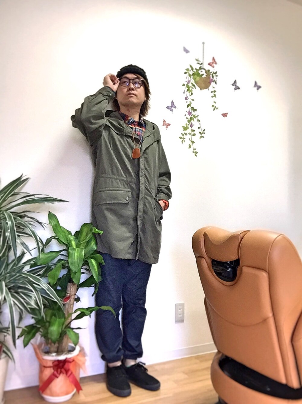 グリーン系のミリタリージャケット、その他のシャツ/ブラウス、ブルー系のデニムパンツを着用したメンズの秋コーディネートの1枚目の写真