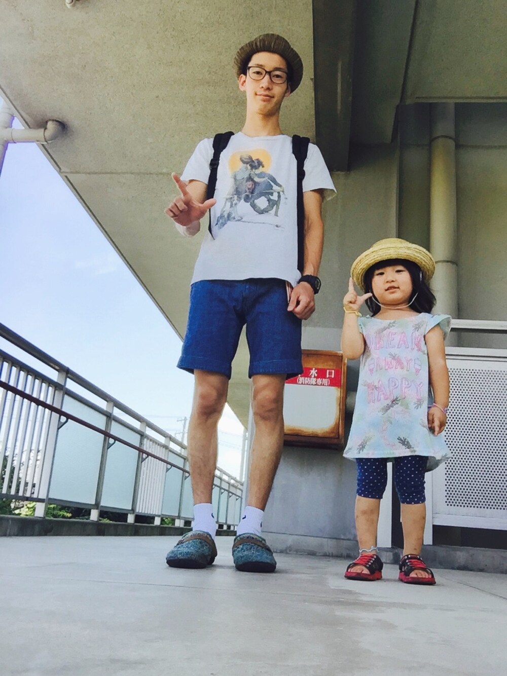 「ワンピース、お揃い麦わら、お出かけスタイル」｜「Levi'sのアイテム（デニムパンツ、ブルー系）」を使った、たくやさん（メンズ・167cm）の夏コーディネートの1枚目の写真