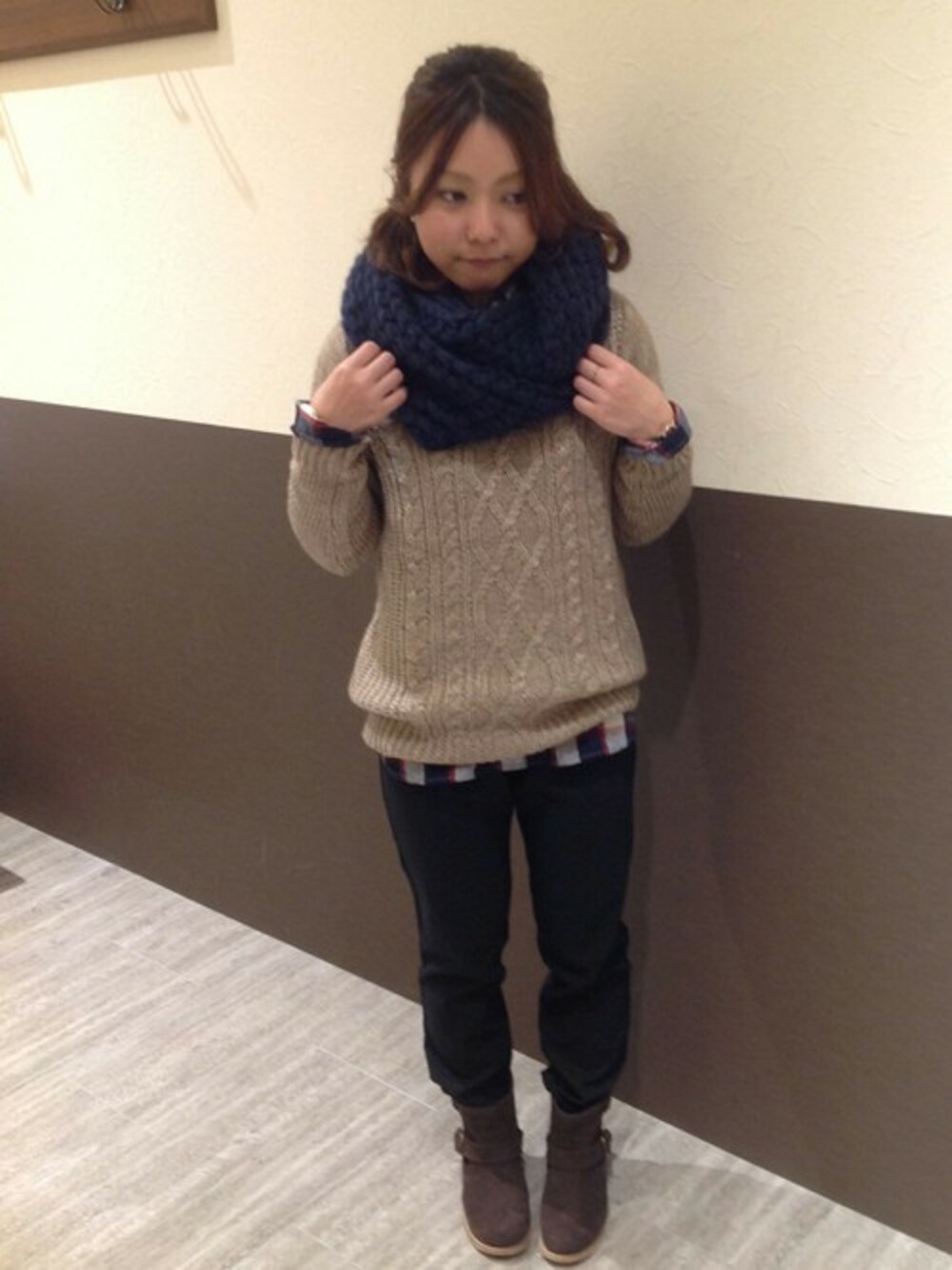 ベージュ系のニット/セーター、レッド系のシャツ/ブラウス、ブラック系のその他パンツを着用したレディースの冬コーディネートの1枚目の写真