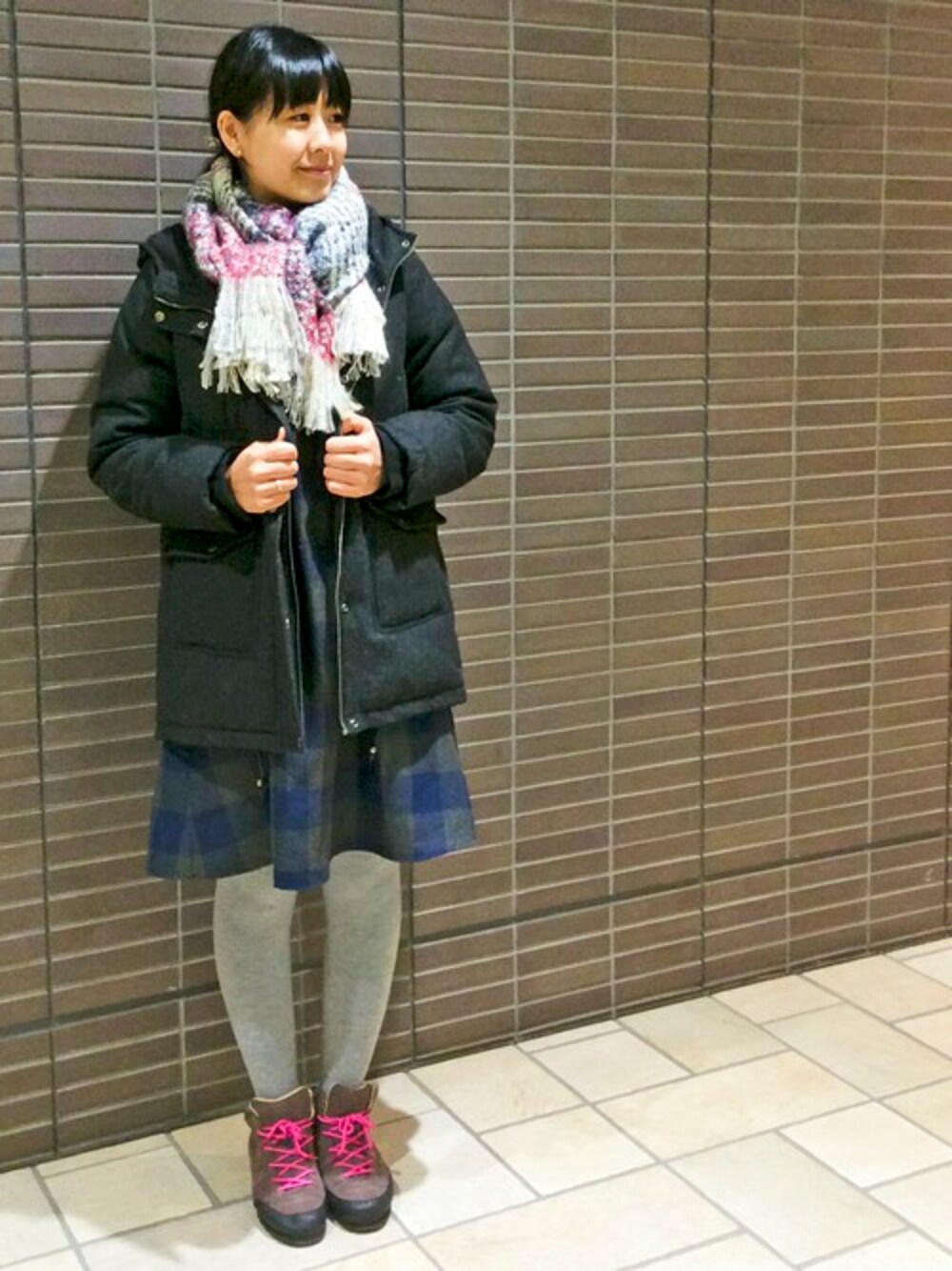 グレー系のダウンジャケット/コート、ブルー系のワンピース、レッド系のマフラーを着用したレディースの冬コーディネートの1枚目の写真