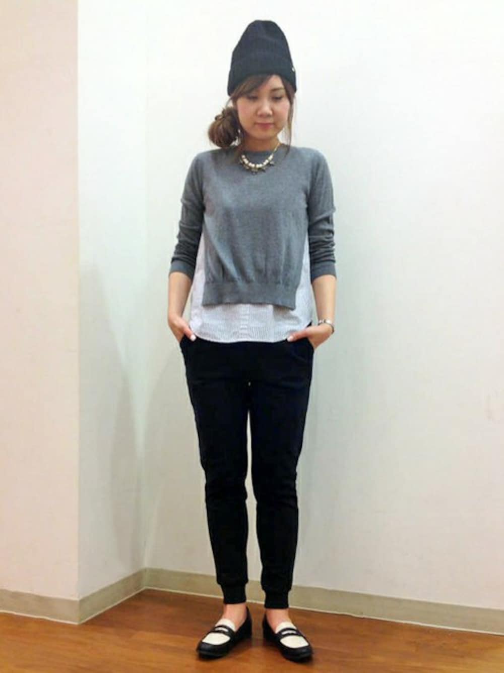 グレー系のニット/セーター、ブラック系のその他パンツ、ホワイト系のその他シューズを着用したレディースの冬コーディネートの1枚目の写真
