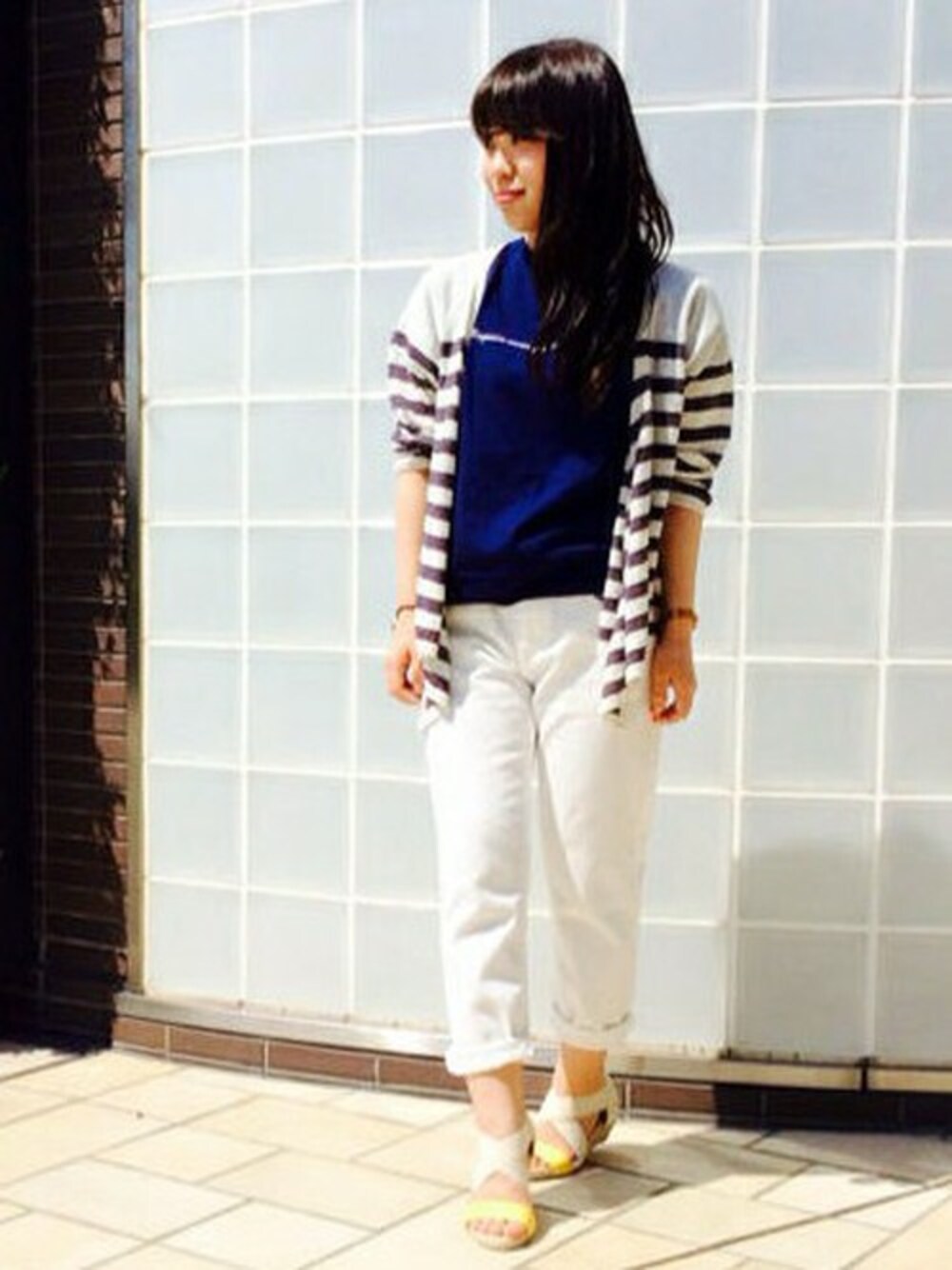 ブルー系のTシャツ/カットソー、ホワイト系のカーディガン/ボレロ、ホワイト系のその他パンツを着用したレディースの春コーディネートの1枚目の写真