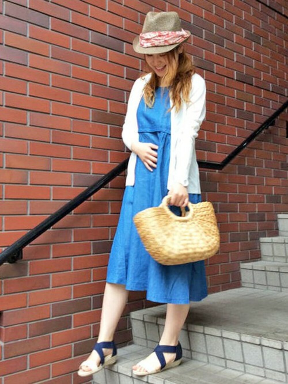 ブルー系のワンピース、ホワイト系のサンダル、ホワイト系のカーディガン/ボレロを着用したレディースの春コーディネートの1枚目の写真