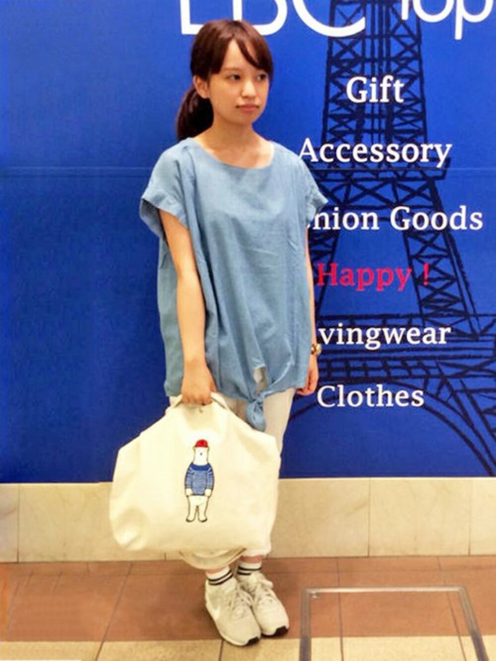 ブルー系のシャツ/ブラウス、ホワイト系のその他パンツ、ブルー系のショルダーバッグを着用したレディースの夏コーディネートの1枚目の写真