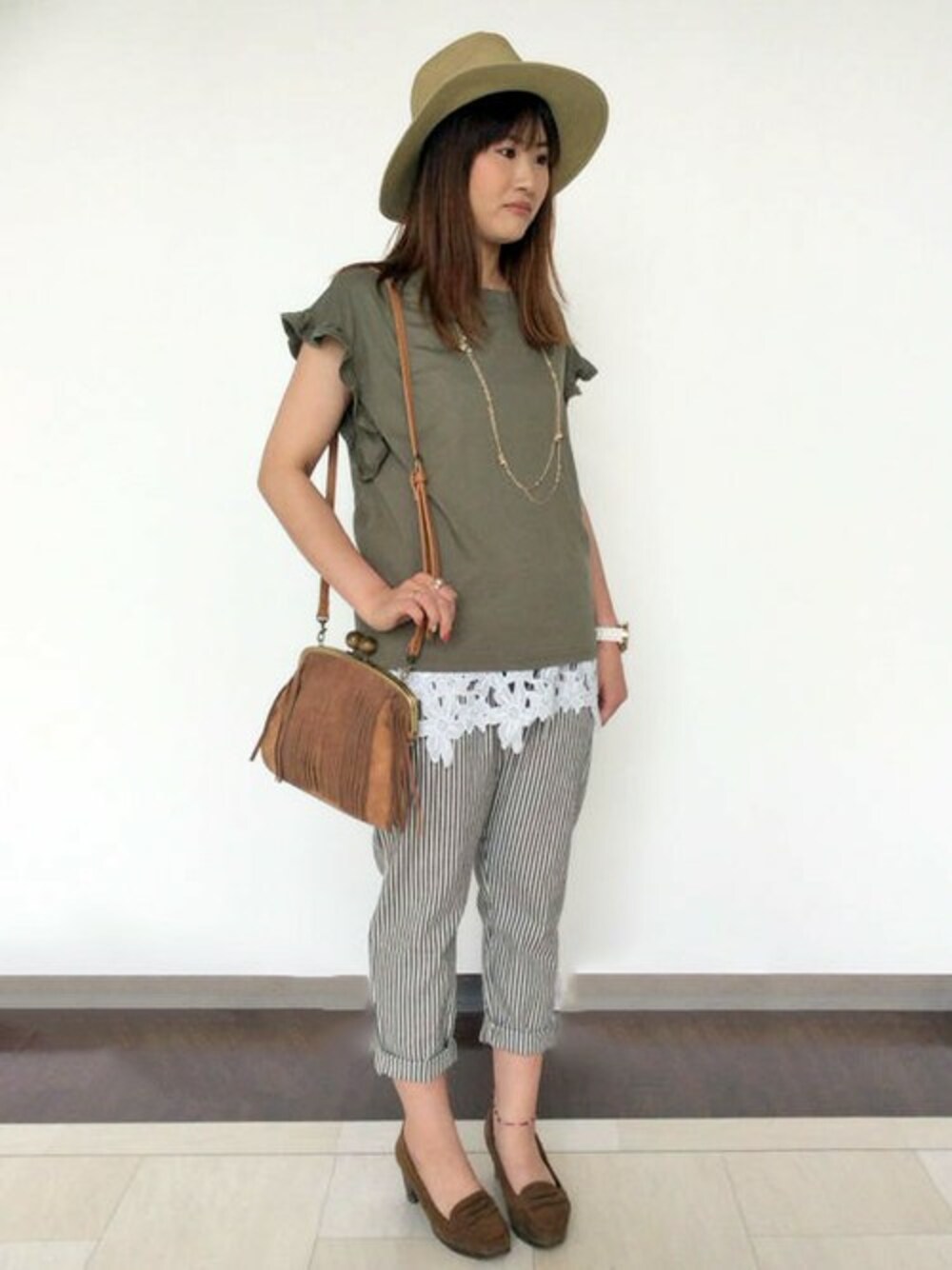グリーン系のTシャツ/カットソー、ホワイト系のタンクトップ、ブルー系のその他パンツを着用したレディースの夏コーディネートの1枚目の写真