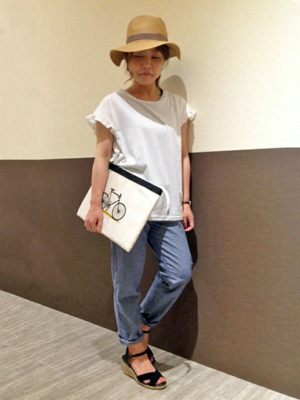 ホワイト系のTシャツ/カットソー、イエロー系のクラッチバッグ、ブルー系のその他パンツを着用したレディースの夏コーディネートの1枚目の写真