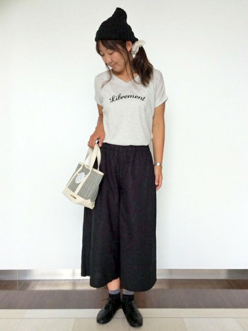 グレー系のTシャツ/カットソー、ブラック系のその他パンツ、グレー系のトートバッグを着用したレディースの秋コーディネートの1枚目の写真