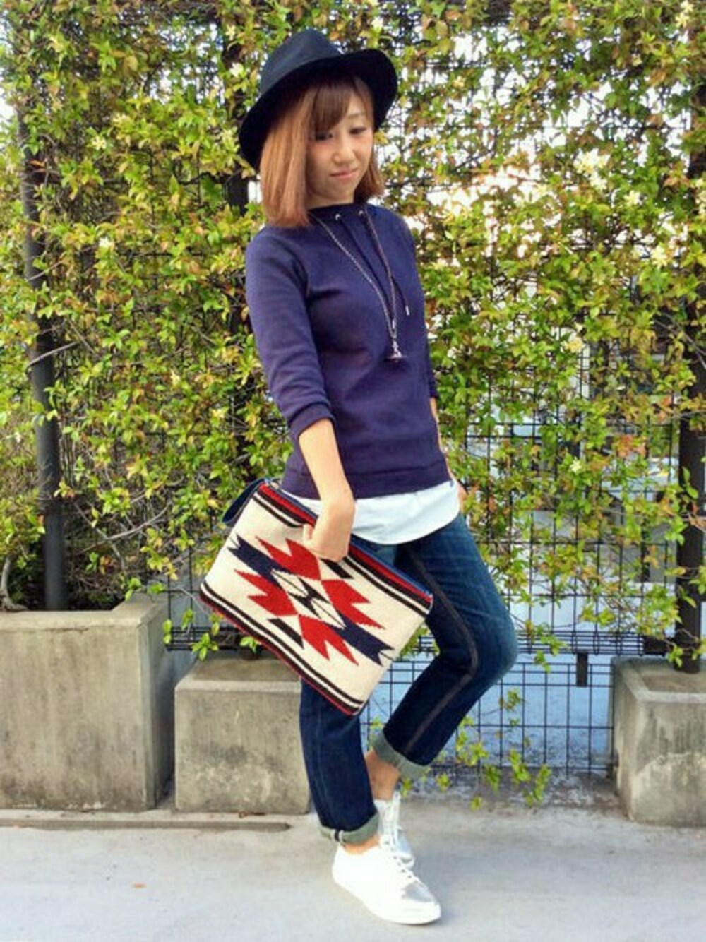 ブルー系のTシャツ/カットソー、ブルー系のデニムパンツ、ホワイト系のスニーカーを着用したレディースの秋コーディネートの1枚目の写真