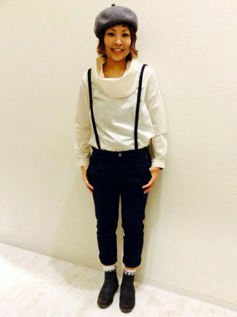 ホワイト系のシャツ/ブラウス、ブラック系のその他パンツ、グレー系のハンチング/ベレー帽を着用したレディースの秋コーディネートの1枚目の写真
