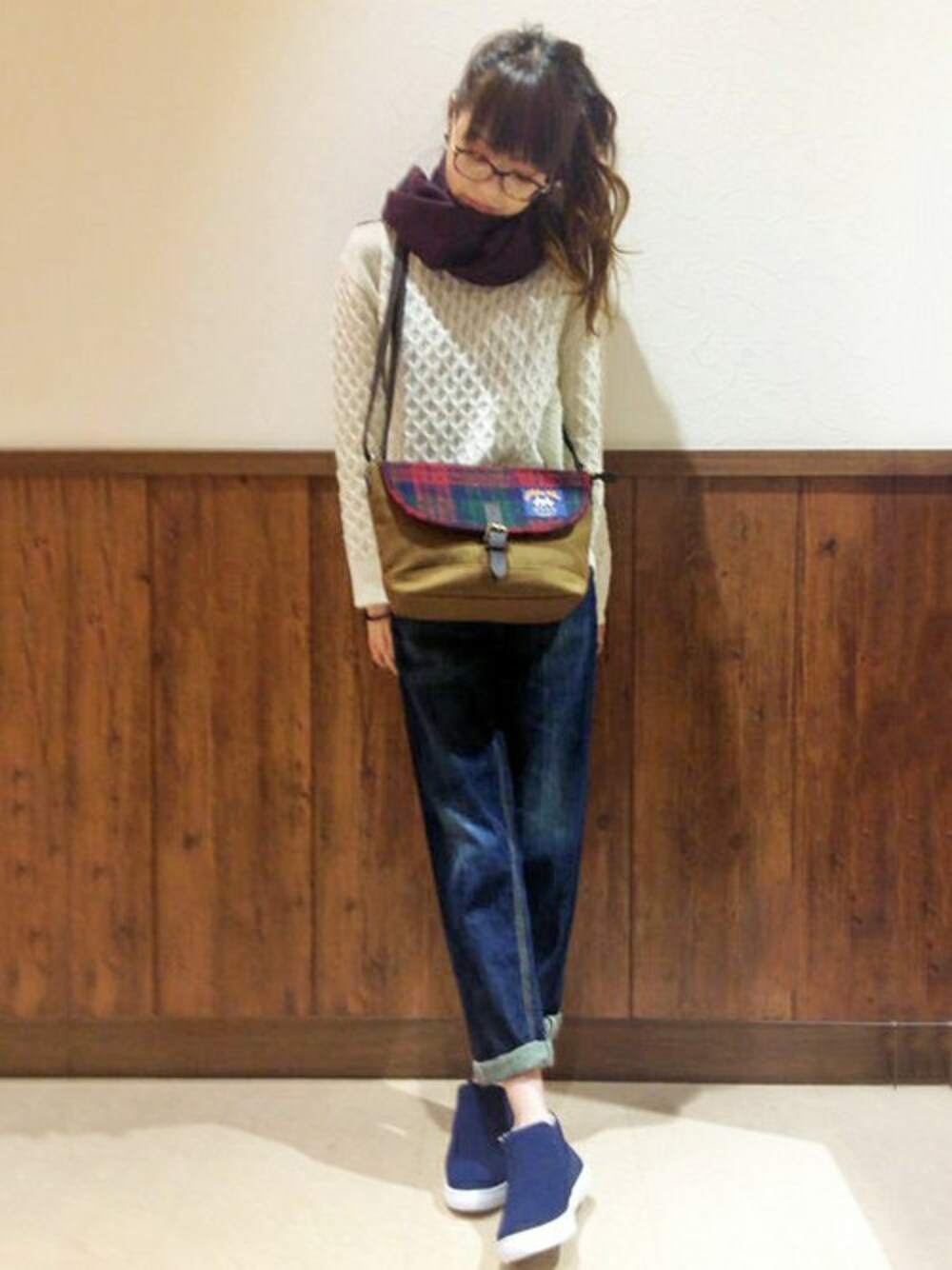 ホワイト系のニット/セーター、ブルー系のデニムパンツ、ブルー系のスニーカーを着用したレディースの秋コーディネートの1枚目の写真