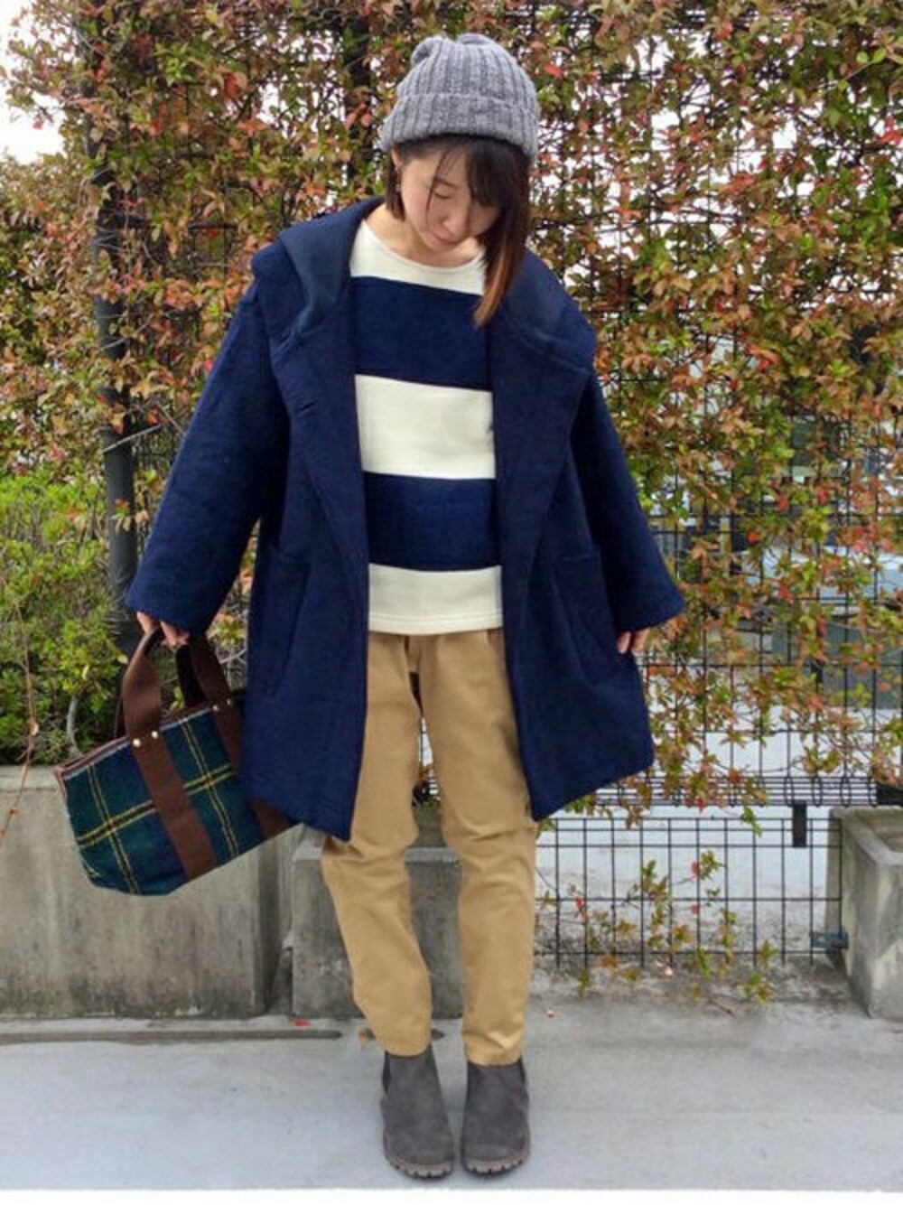 ブルー系のその他アウター、ブルー系のTシャツ/カットソー、ベージュ系のその他パンツを着用したレディースの秋コーディネートの1枚目の写真