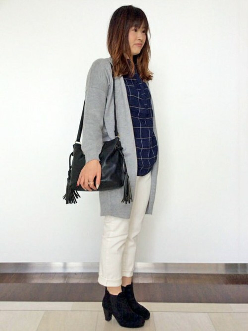 ブルー系のシャツ/ブラウス、グレー系のその他パンツ、ブラック系のショルダーバッグを着用したレディースの秋コーディネートの1枚目の写真