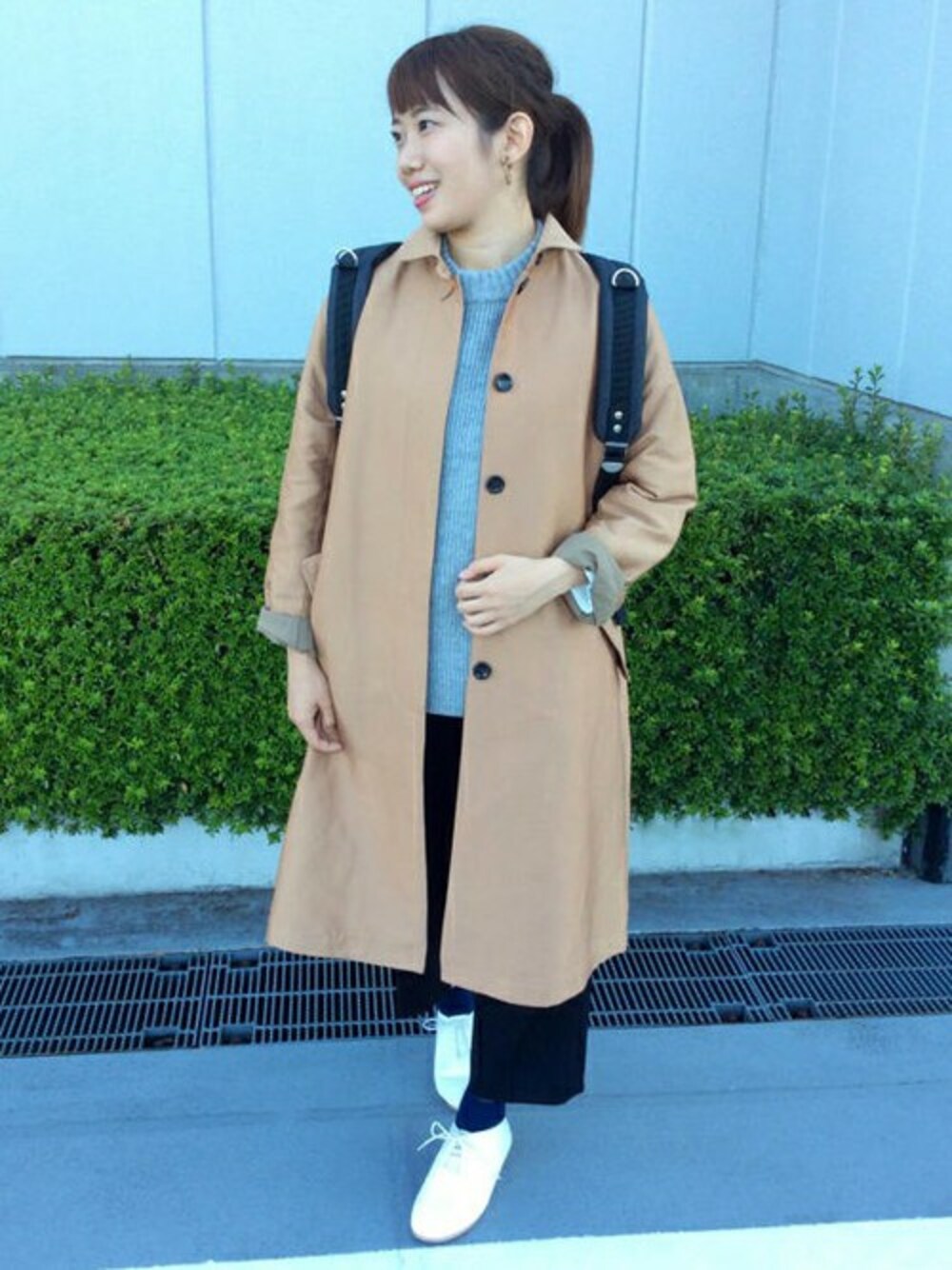 ブラック系のその他パンツ、ブラウン系のブルゾン、ブラック系のバックパック/リュックを着用したレディースの秋コーディネートの1枚目の写真