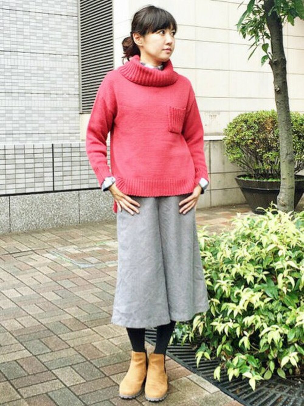 グレー系のシャツ/ブラウス、ピンク系のニット/セーター、グレー系のその他パンツを着用したレディースの秋コーディネートの1枚目の写真