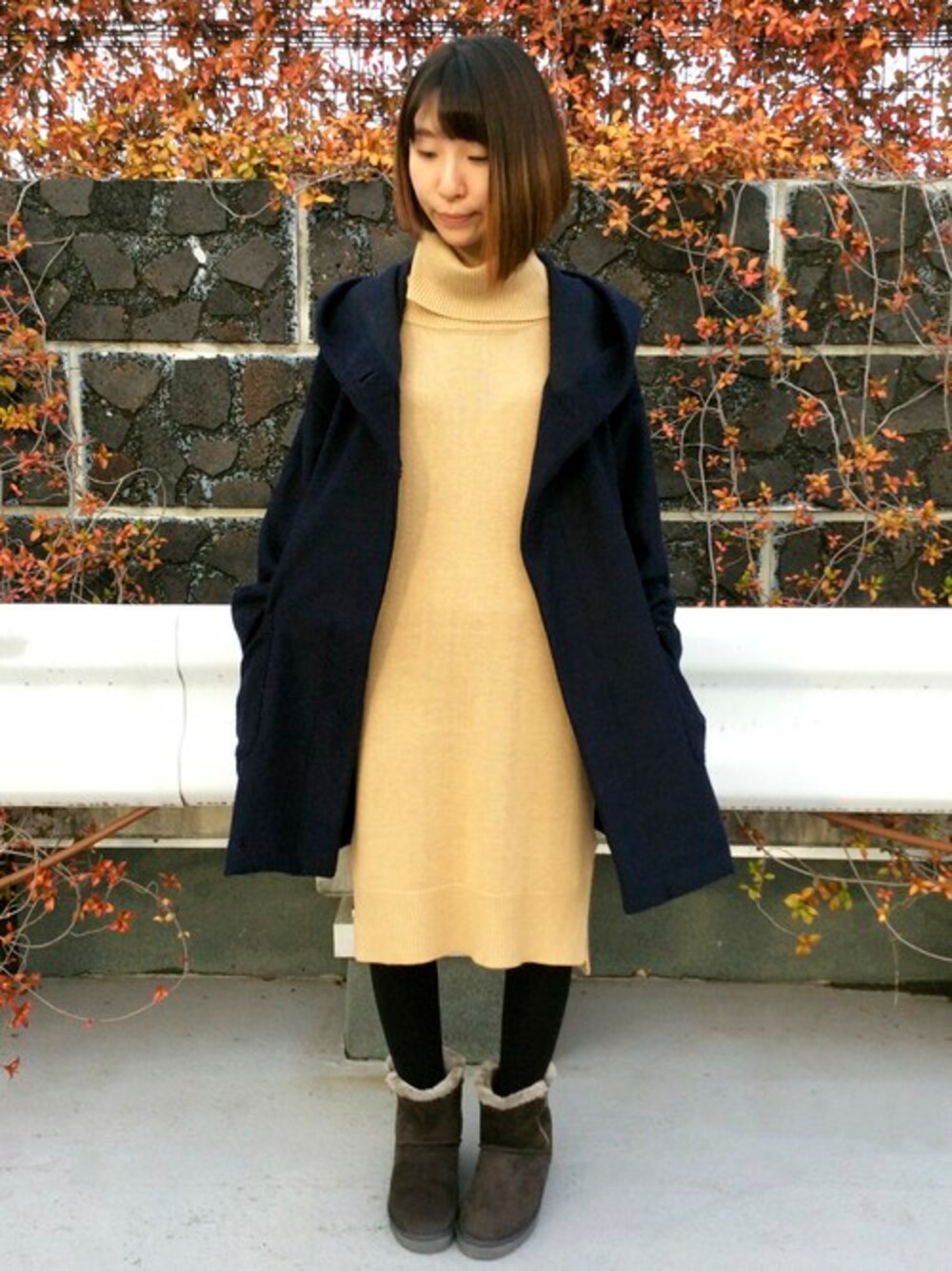 ベージュ系のワンピース、ブルー系のその他アウター、グレー系のブーツを着用したレディースの冬コーディネートの1枚目の写真