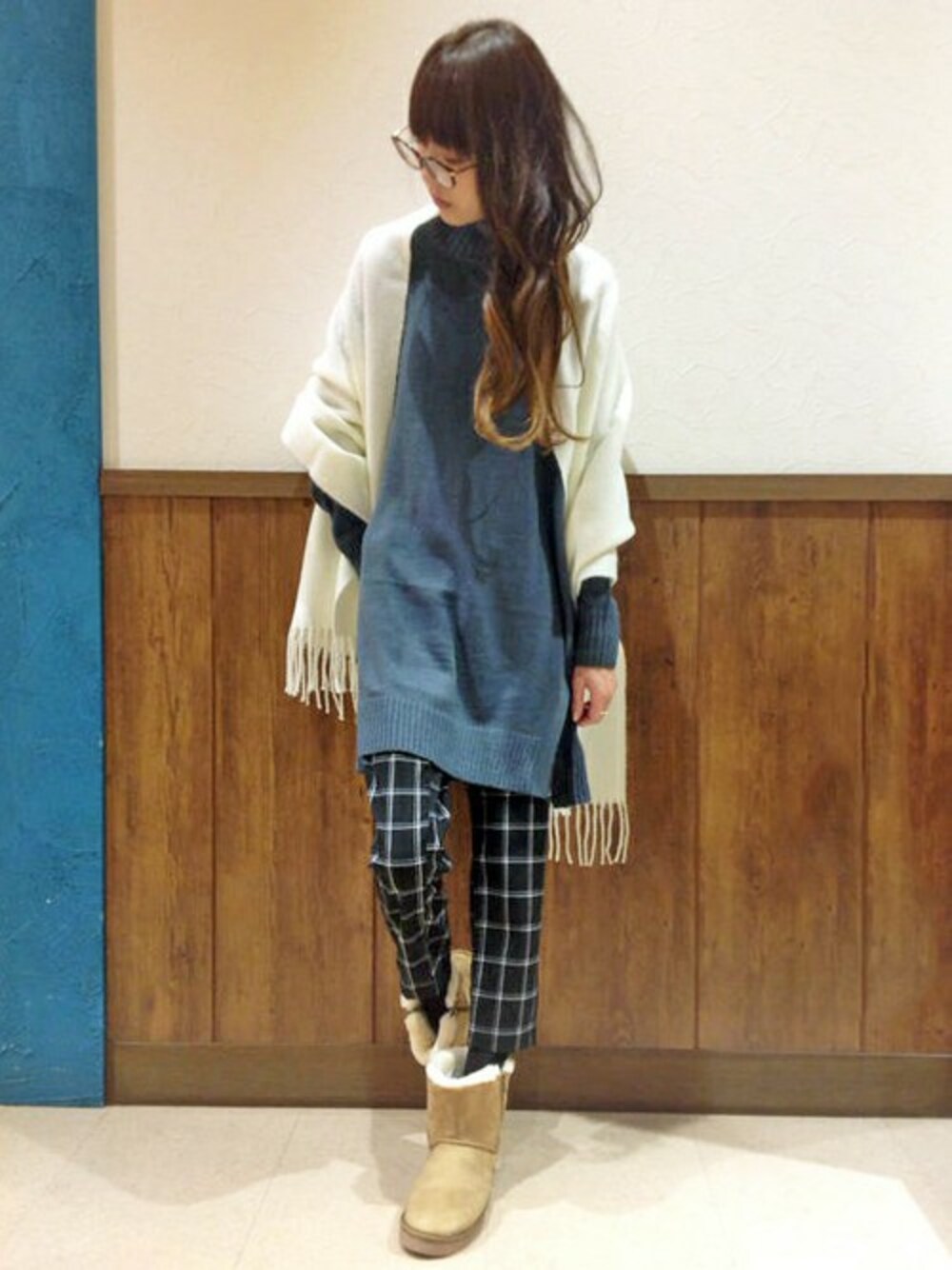 ブルー系のチュニック、グレー系のその他パンツ、ブラウン系のブーツを着用したレディースの冬コーディネートの1枚目の写真