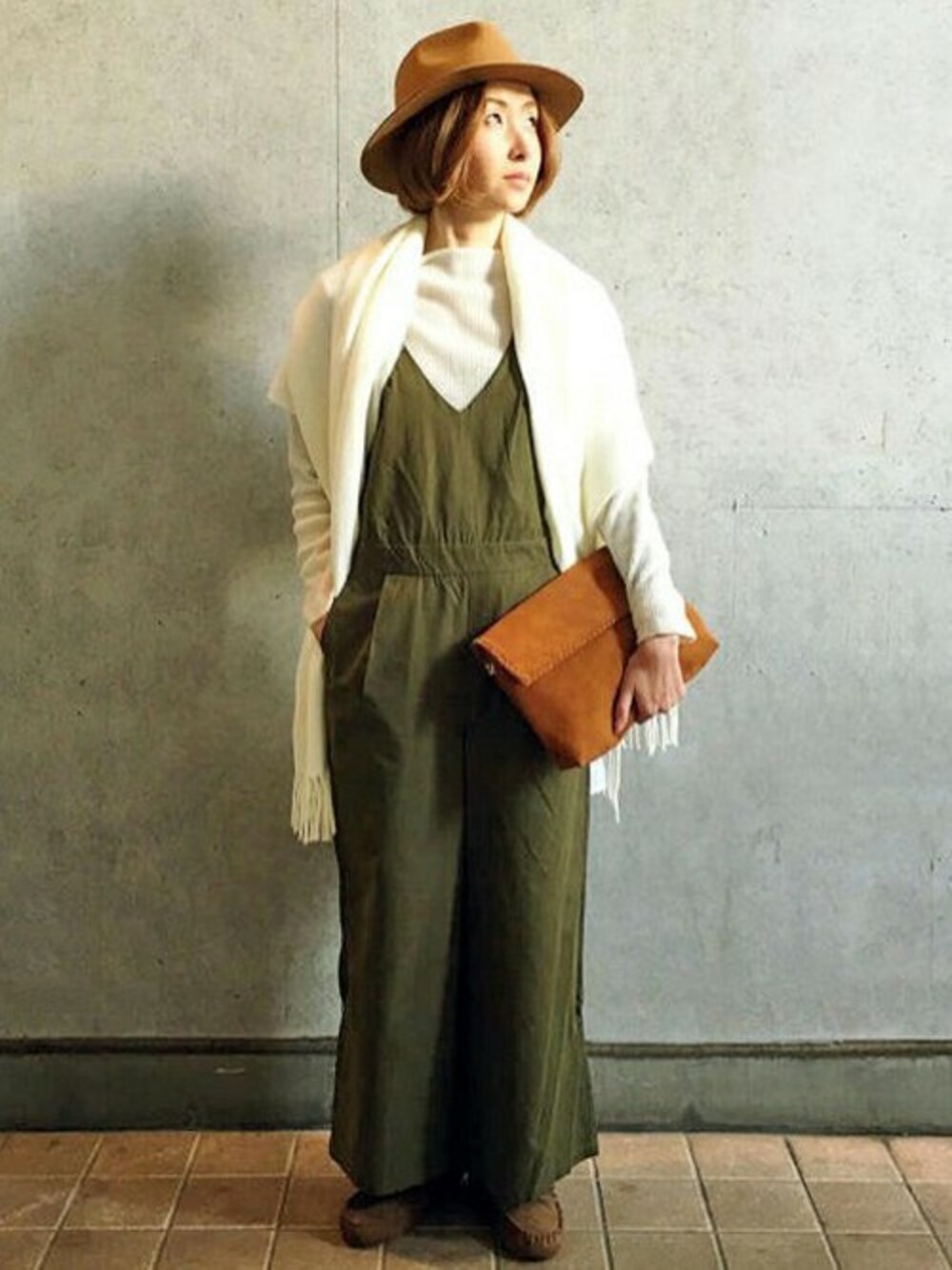 グリーン系のサロペット/オーバーオール、ブラウン系のショルダーバッグ、ホワイト系のニット/セーターを着用したレディースの冬コーディネートの1枚目の写真