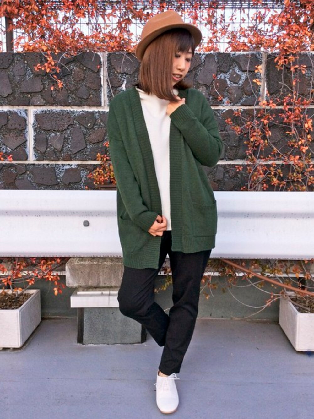 グリーン系のカーディガン/ボレロ、ホワイト系のTシャツ/カットソー、ブラック系のその他パンツを着用したレディースの冬コーディネートの1枚目の写真