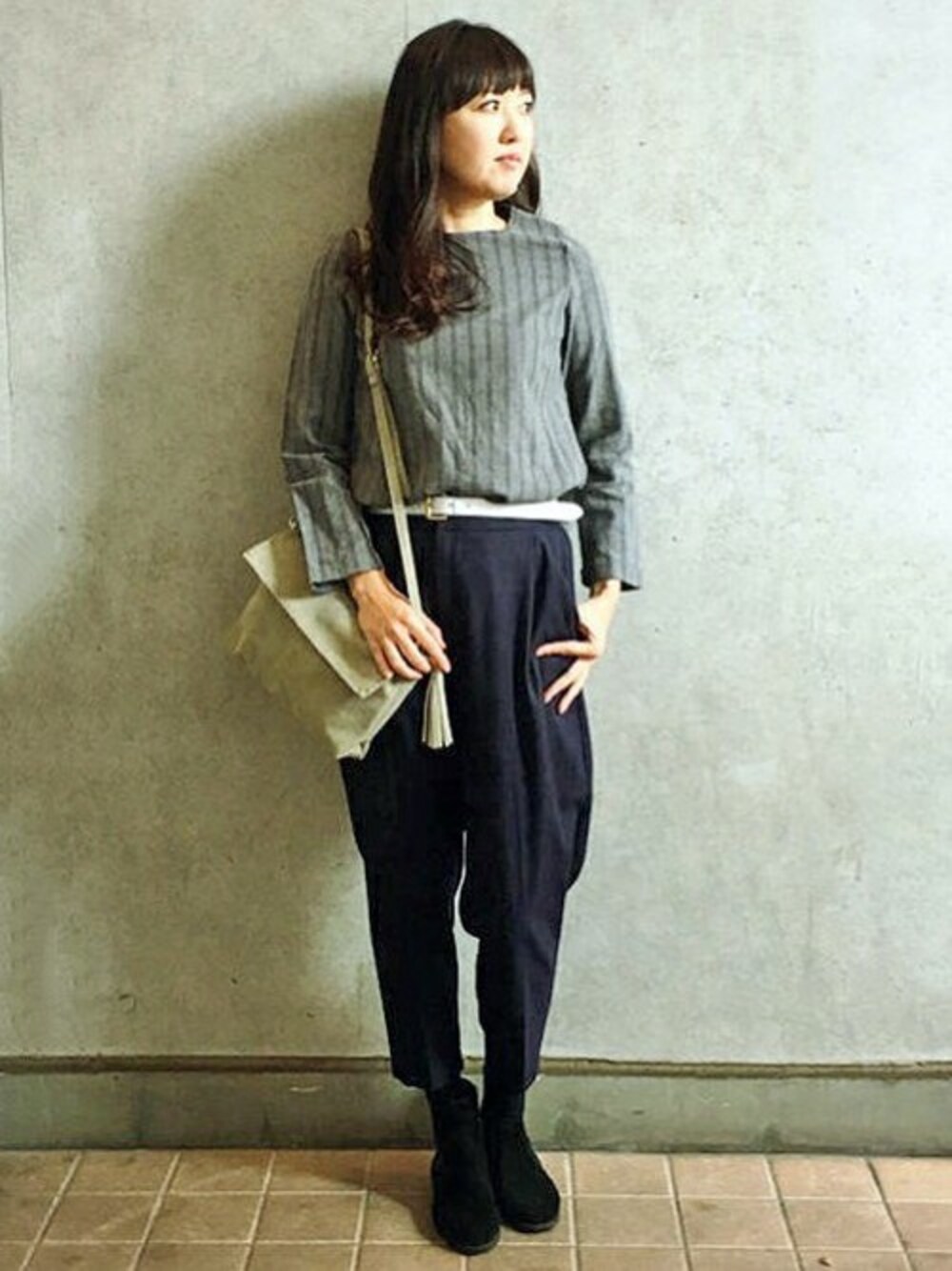 グレー系のシャツ/ブラウス、グレー系のショルダーバッグ、グレー系のその他パンツを着用したレディースの冬コーディネートの1枚目の写真