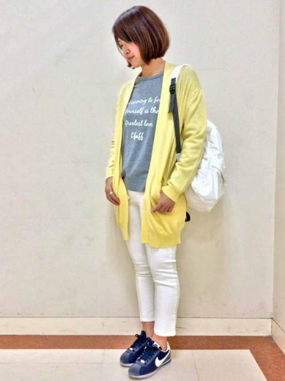 イエロー系のカーディガン/ボレロ、グレー系のTシャツ/カットソー、グレー系のその他パンツを着用したレディースの冬コーディネートの1枚目の写真