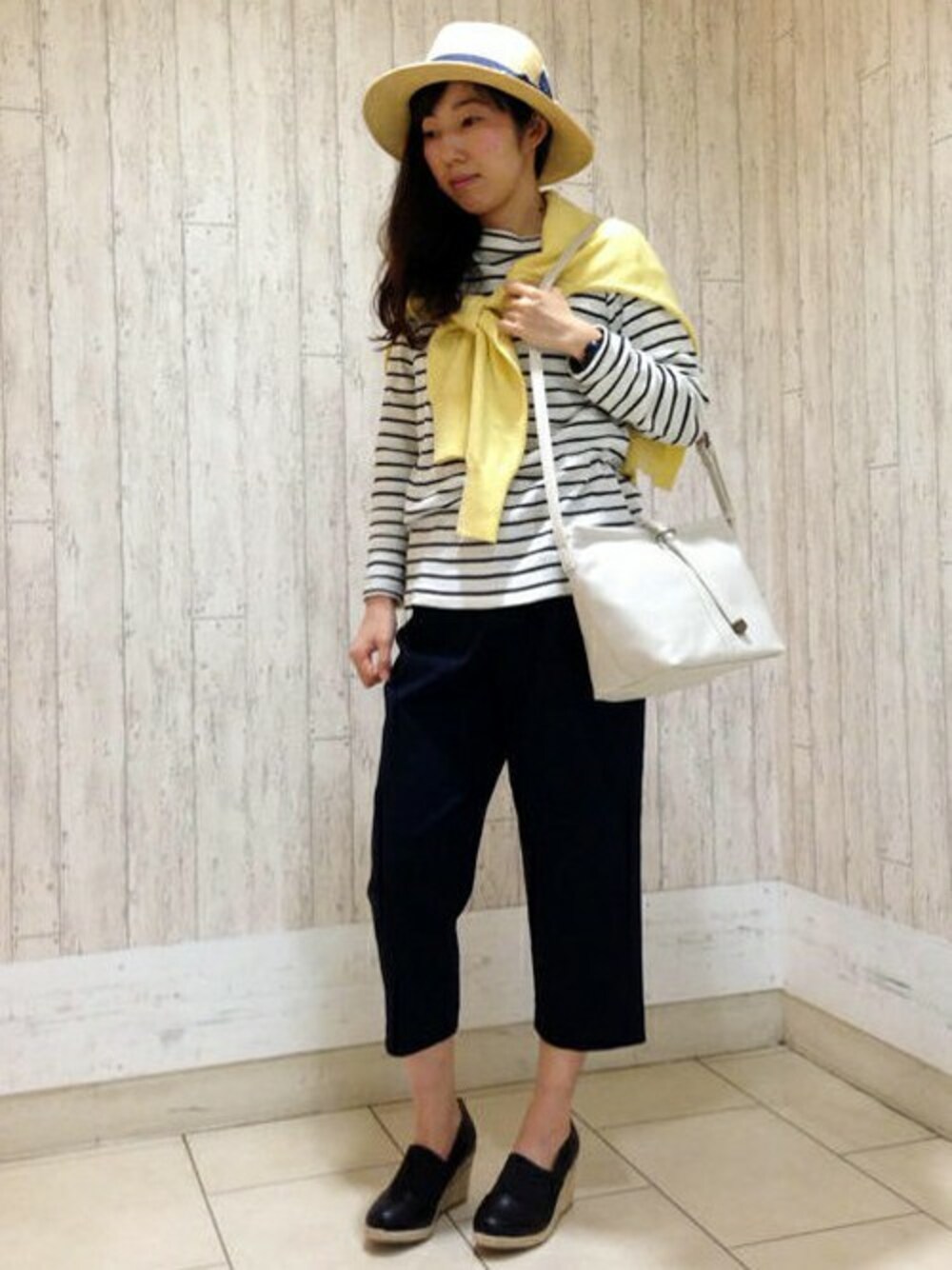 ホワイト系のTシャツ/カットソー、イエロー系のニット/セーター、ブルー系のその他パンツを着用したレディースの冬コーディネートの1枚目の写真