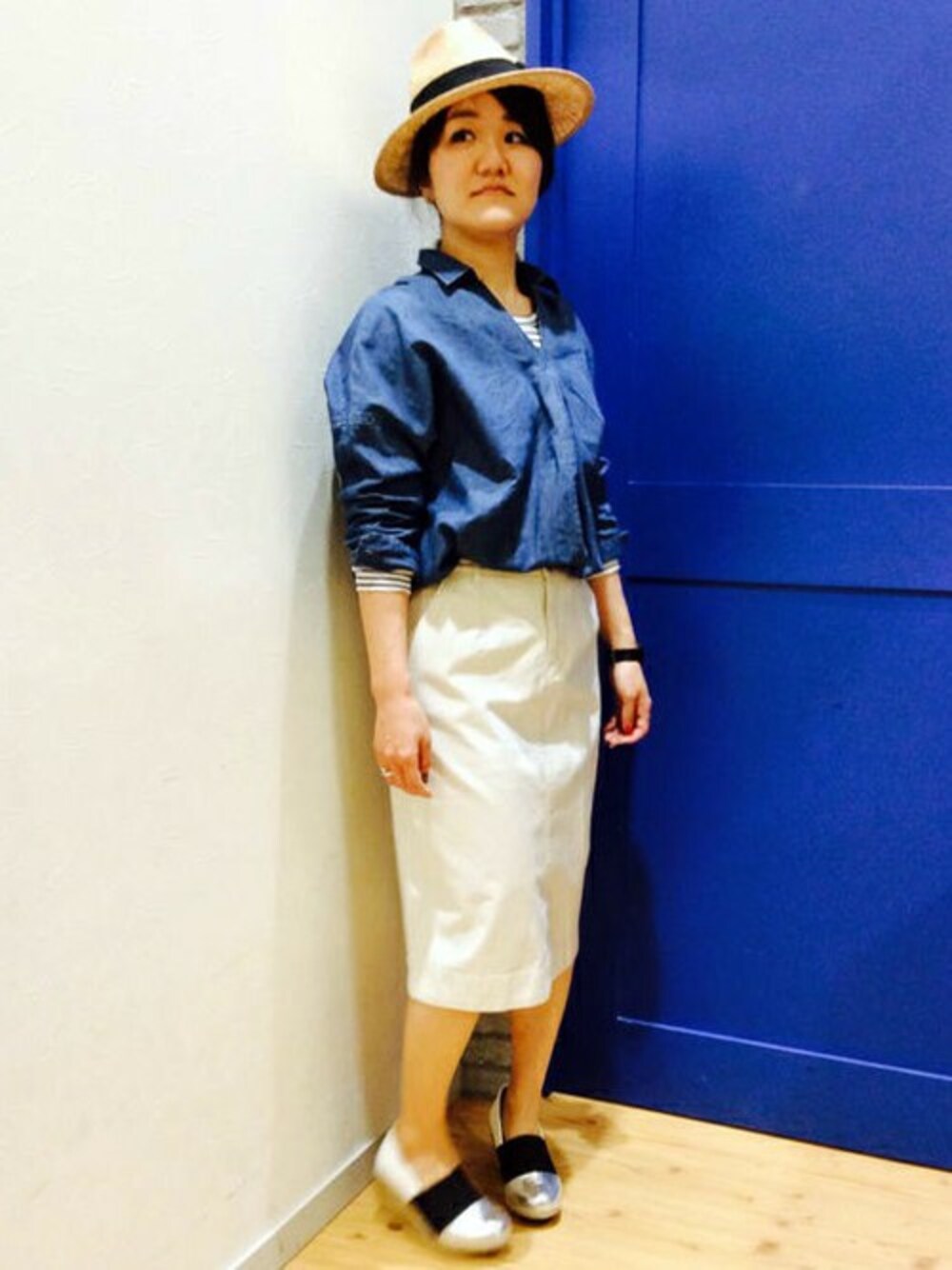 ブルー系のシャツ/ブラウス、ホワイト系のスカート、シルバー系のパンプスを着用したレディースの冬コーディネートの1枚目の写真