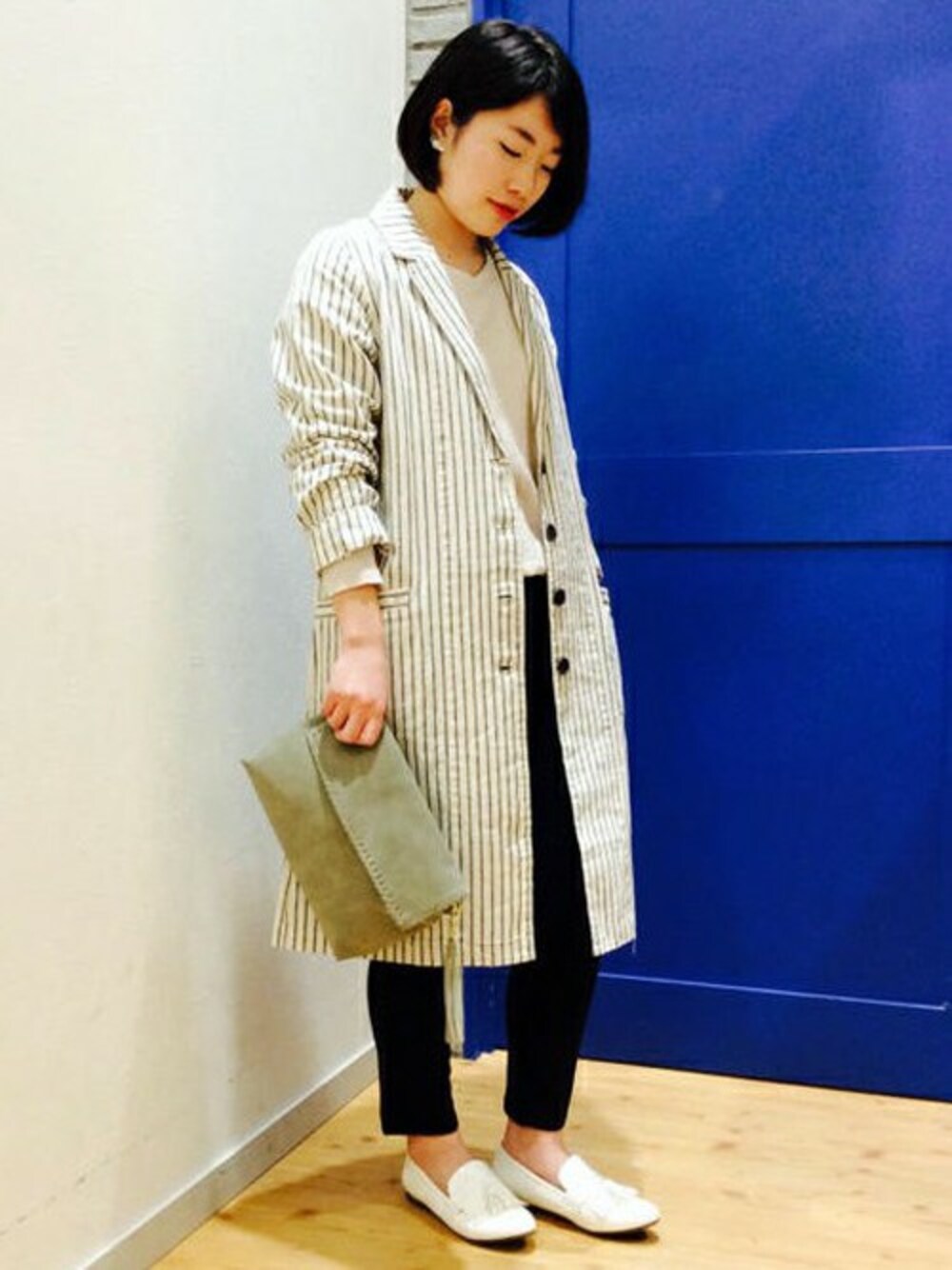 ブルー系のその他アウター、ホワイト系のニット/セーター、ブラック系のその他パンツを着用したレディースの春コーディネートの1枚目の写真